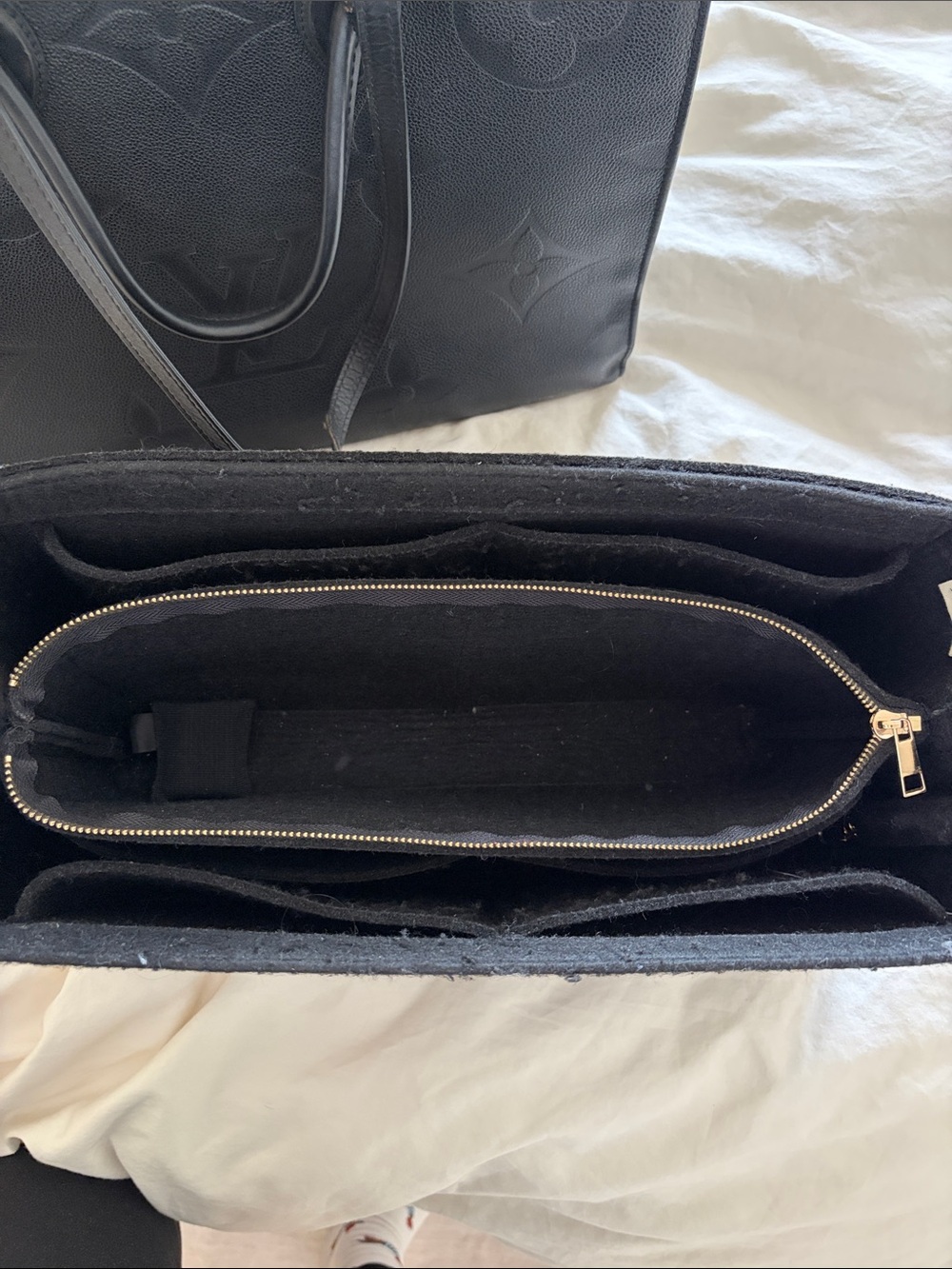 Louis Vuitton OnTheGo Black GM - Picture 9 of 9